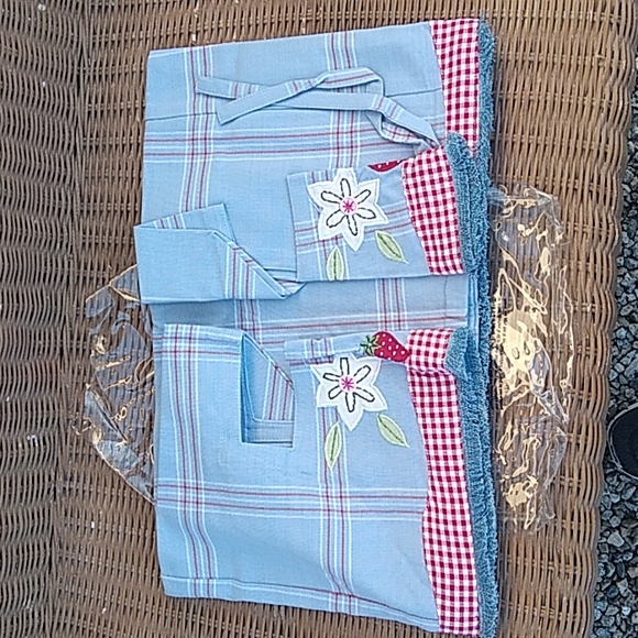 Pottery Barn Kids Rolling Wicker Liner in Strawberry in Large - Picture 3 of 6